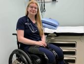 كندرا هيبرت.. قصة طبيبة كندية تمارس عملها من على كرسى متحرك