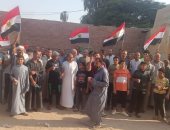 أهالى أطفيح يلتقطون صورا تذكارية عقب مشاركتهم فى انتخابات مجلس الشيوخ