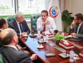 وزير الصحة يناقش مع وزير التعليم العالى تعزيز التعاون بالبحث العلمى لعلاج الأورام السرطانية