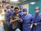 3 ساعات فى غرفة العمليات.. أطباء مستشفى أسوان الجامعى ينقذون حياة عامل بناء من الموت المحقق.. جراحة دقيقة لاستخراج متر ونصف سيخ حديدى من جسده.. والشاب المصاب يشكرهم : أنقذتونى.. فيديو وصور
