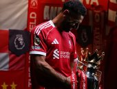 محمد صلاح يعلن التحدى بصورة مع كأس الدورى الإنجليزى قبل انطلاق الموسم