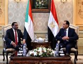 رئيس الوزراء يستقبل نظيره السودانى بمطار القاهرة الدولى