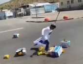 جريمة جديدة للاحتلال.. أطفال من إسرائيل يسرقون يخربون مساعدات غزة.. فيديو