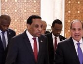 رئيس وزراء السودان الجديد فى مصر.. أولى محطاته الخارجية منذ تولى منصبه.. إدريس يعرب عن تقدير حكومته لمواقف مصر الداعمة لاستقرار بلاده.. وسفير الخرطوم بالقاهرة: الزيارة تأكيد على الشراكة الاستراتيجية بين البلدين