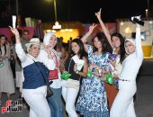 بدء توافد الجمهور على حفل تامر عاشور بمهرجان العلمين الجديدة.. صور 