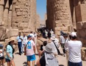 رحلات سياحية واستمتاع لضيوف العالم بين أروقة وأعمدة معابد الأقصر.. صور
