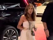 جينيفر أنيستون تظهر برفقة حبيبها الجديد خلال سهرة رومانسية رغم إصابته.. صور