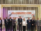 محافظ أسوان يكرم 51 طالباً من أوائل الشهادات لتفوقهم العلمى