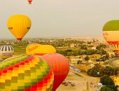 البالون الطائر يغرد فى سماء الأقصر بأفواج سياحية رغم ارتفاع درجات الحرارة.. صور