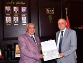 محافظ الأقصر يكرم وكيل التضامن الاجتماعي السابق لدوره فى خدمة الأهالى