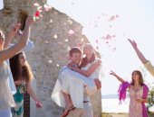 بلاش عطور مزعجة.. أبرز قواعد إتيكيت حضور حفلات الزفاف فى الصيف