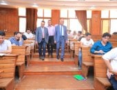 رئيس جامعة كفر الشيخ يتفقد سير امتحانات الفرقة الرابعة بكلية الطب