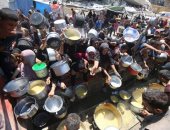 مشاهد تدمى لها القلوب.. معاناة الحصول على الطعام فى قطاع غزة مستمرة