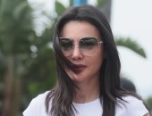 دينا فؤاد تخطف الأنظار بإطلالة صيفية كاجوال فى شوارع كان الفرنسية
