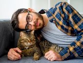 4 معايير تعتمدها القطط لاختيار الإنسان المفضل لها.. يفهمها ويحترم مساحتها