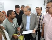 محافظ المنيا يستجيب لمواطن ويوقع له عقد تقنين أراضى أملاك دولة 