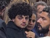 انهيار نجل مدير التصوير تيمور تيمور فى عزاء والده