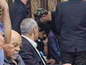 عمرو يوسف يقبل رأس نجل تيمور تيمور فى عزاء والده