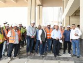 كامل الوزير يعلن الانتهاء من إنشاء كوبرى عملاق بمسار الخط الأول للقطار السريع