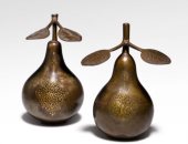 عرض منحوتة كمثرى مطلية بالذهب للبيع بـ2000 جنيه إسترلينى بمزاد لندن