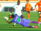 تصدى حارس فاركو أمام الطلائع من خارج المنطقة يثير جدلا تحكيميا.. فيديو