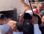 شاهد.. محمد الشناوى يلقى النظرة الأخيرة على جثمان والده شاهد.. محمد الشناوى يلقى النظرة الأخيرة على جثمان والده