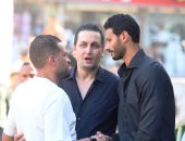 عدد من لاعبى الأهلى يقدمون واجب العزاء فى والد محمد الشناوى.. صور