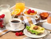 لماذا يجب تناول فطورك قبل التاسعة صباحا.. دراسة توضح