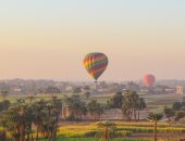 10 صور ترصد لحظات تجهيز وإقلاع رحلات البالون الطائر فى سماء الأقصر
