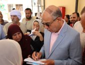 محافظ المنيا يستمع لمطالب أهالى سمالوط ويوجه بإعادة تأهيل طريق عزبة 6 أكتوبر