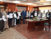 محافظ سوهاج يكرم 15 من المتميزين الحاصلين على مراكز متقدمة بمركز التنمية المحلية