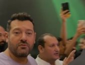 عمرو يوسف يشاهد فيلم درويش مع الجمهور ويلتقط صورا معهم.. صور