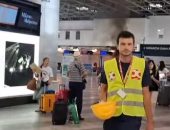 لحظات رعب فى مطار إيطالى.. رجل يضرم النار بمكتب تسجيل أمام المسافرين.. فيديو