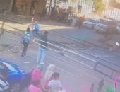 مشهد بطولي.. عامل مزلقان ينقذ شابًا من دهس القطار فى بنى سويف.. فيديو