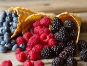 خطوات بسيطة لإزالة بقع التوت من الملابس والمفروشات