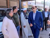 محافظ سوهاج يعلن فتح باب تراخيص السيارات الأجرة لتخفيف التكدس بالمواقف