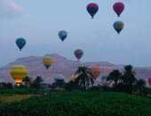 لقطات لا تُنسى.. انطلاق رحلات البالون الطائر فوق معابد وادي الملوك بالأقصر