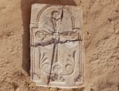 علماء الآثار يكتشفون صليبًا مسيحيًا في أبو ظبي عمره 1400 عام