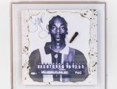 مجموعة فنية تضم صورة لمغني الراب سنوب وسيجارة حشيش تباع بـ 148 ألف دولار