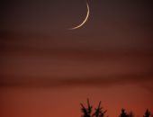 القمر يظهر هلالا رفيعا فى سماء الليل لهذه الأسباب