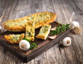 طريقة عمل خبز الثوم بالجبنة في البيت.. وصفة سريعة ولذيذة للسهرة