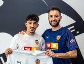 فالنسيا يعلن تمديد عقد مهاجمه دييجو لوبيز حتى 2029