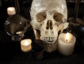 تصاعد تجارة الرفات البشرية يثير جدلا فى بريطانيا.. بيع جمجمة بـ995 جنيها إسترلينيا.. خبراء يطالبون بحماية كرامة الموتى ومنع استغلالهم فى الأسواق.. يؤكدون: الفراغ القانونى يهدد بعصر جديد من "خطف الجثث" 