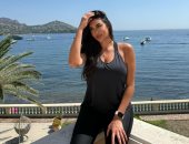 ياسمين صبري بإطلالات متنوعة بين الرياضة والموضة الصيفية أمام البحر