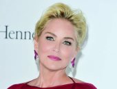 شارون ستون تتحدث عن تأثرها بوالدها وكيف أنقذت النساء حياتها