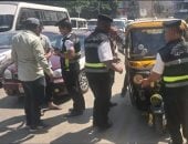 وداعا للفوضى.. حملات مكثفة بالقاهرة والجيزة لتطبيق حظر "التوك توك" بالشوارع الرئيسية.. الجهات التنفيذية بالمحافظتين تطبيقان القرار بشكل صارم.. مصادرة فورية لـ«التوك توك» حال ضبطه فى المخالف.. و8 شروط لتراخيص