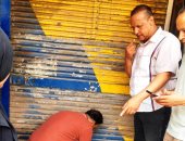 غلق وتشميع محلات مخالفة وإعدام أغذية منتهية الصلاحية فى أسوان