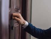 تفسير حلم الطرق على الباب.. خبر منتظر أو فرصة جديدة