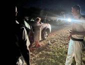 مشهد إنسانى فى السادات.. شرطة تنقذ أسرة وترافقها حتى الأمان