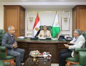 محافظ الجيزة يلتقى مساعد وزير الصحة لبحث دعم وتطوير المنشآت الطبية